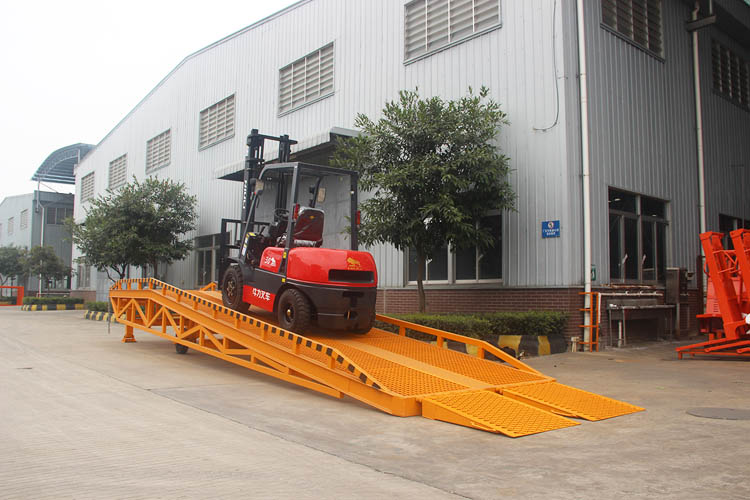 移動式登車橋，8噸登車橋，10噸登車橋，12噸登車橋，登車橋廠家