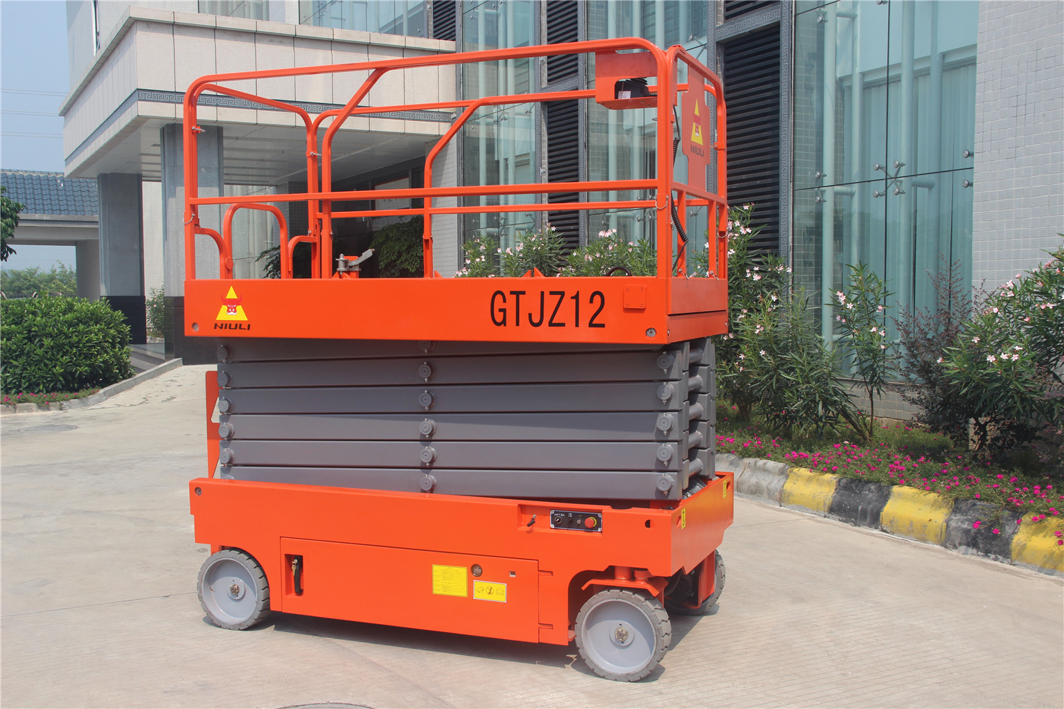 自行走升降平臺，自行走高空作業(yè)平臺