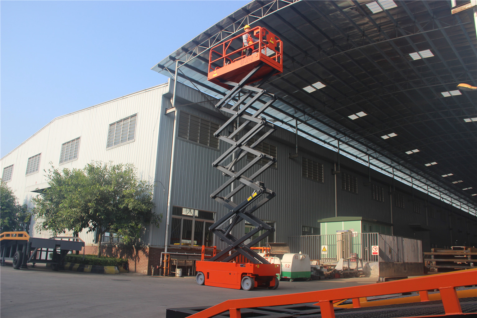高空作業(yè)平臺(tái)租賃，升降機(jī)出租，升降平臺(tái)租賃