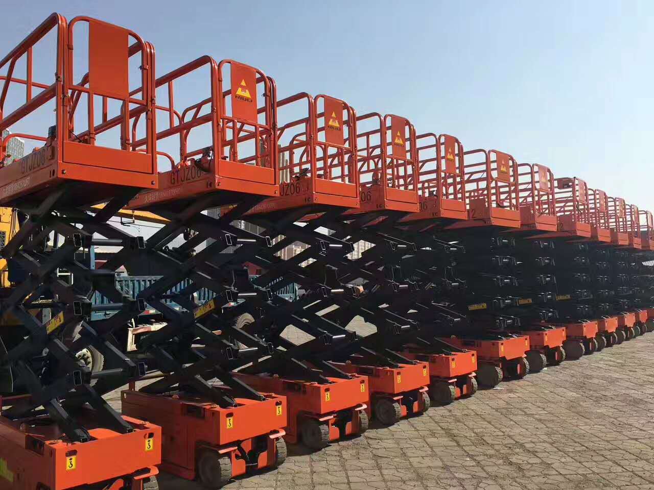 全自行高空作業(yè)臺(tái)