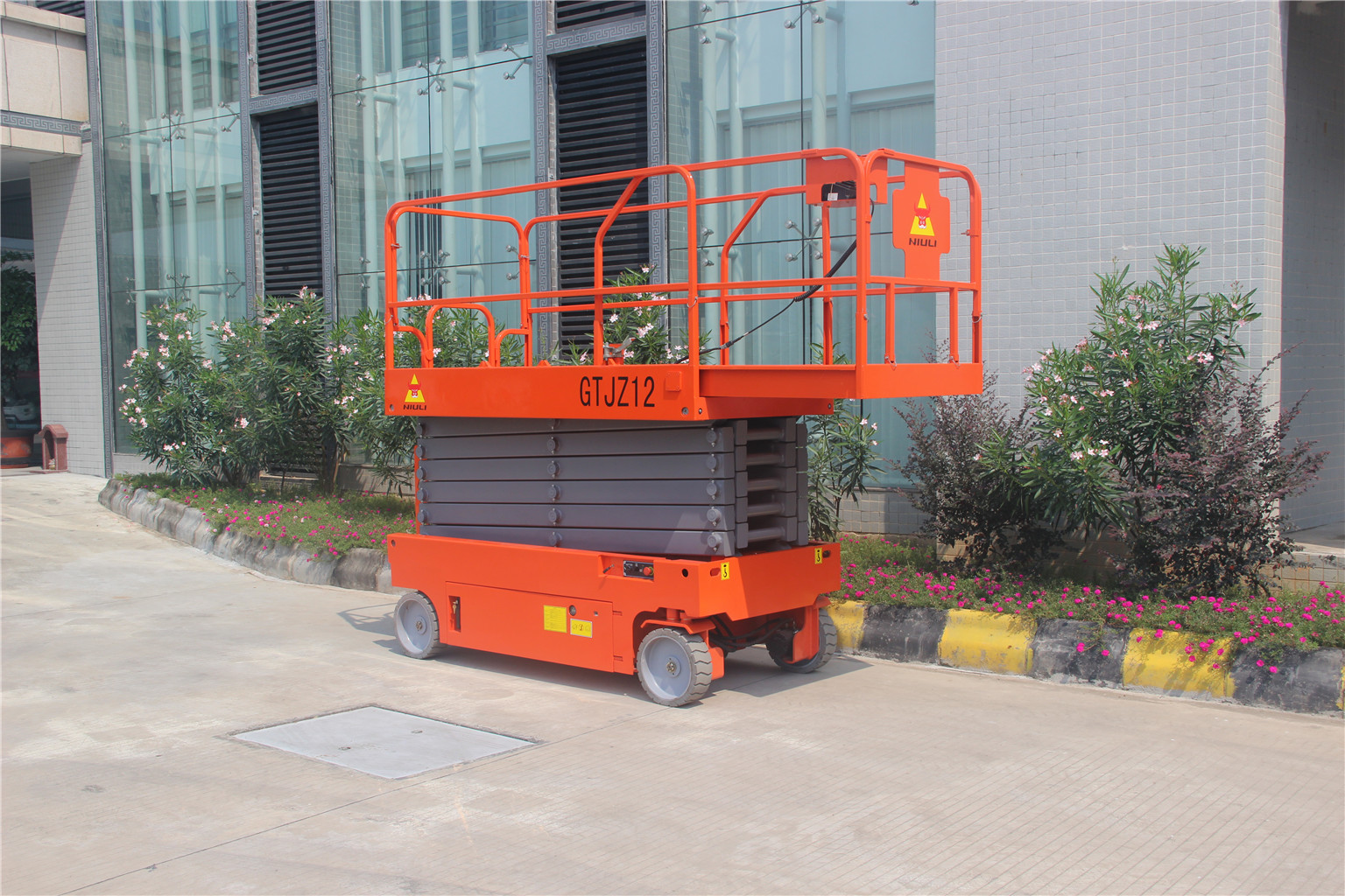 自行走升降平臺（帶伸縮臺面）自行走液壓升降平臺