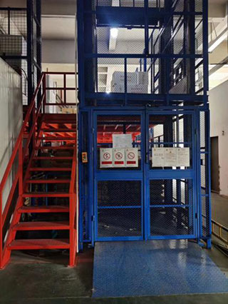 導(dǎo)軌升降機(jī)電磁對(duì)開(kāi)門